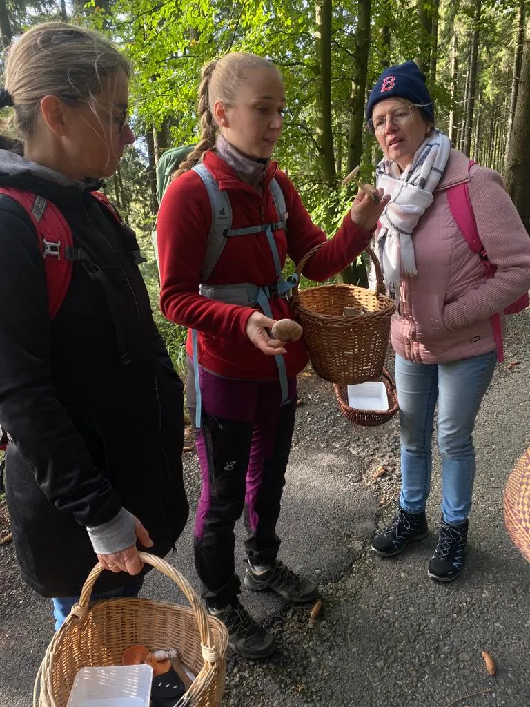 Hannah erklärt Pilze bei einer Gruppentour